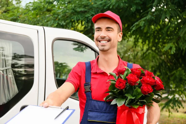 Entrega Homem Com Belas Flores Área Transferência Perto Carro Livre — Fotografia de Stock