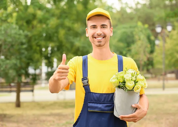 Entrega Hombre Con Hermosas Flores Que Muestran Pulgar Hacia Arriba — Foto de Stock