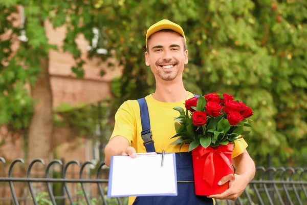 Entrega Homem Com Belas Flores Prancheta Livre — Fotografia de Stock