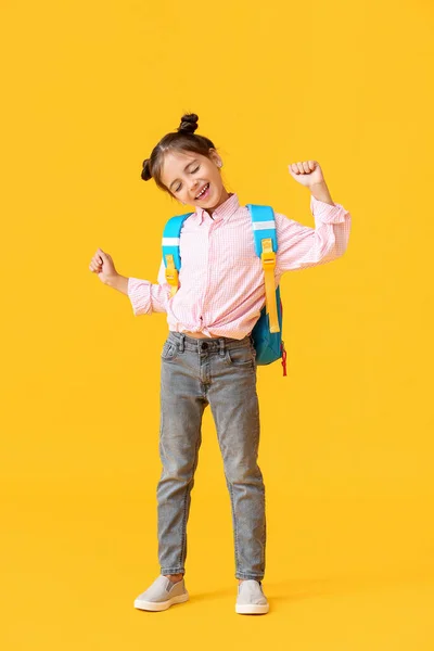 Pequeña Colegiala Sobre Fondo Color — Foto de Stock