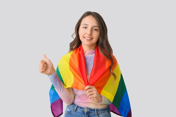 Ung Kvinna Med Hbt Flagga Visar Tummen Upp Ljus Bakgrund — Stockfoto