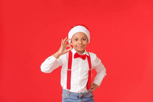 Милий Афро Американський Хлопчик Санта Капелюх Показує Добре Кольоровому Фоні — стокове фото