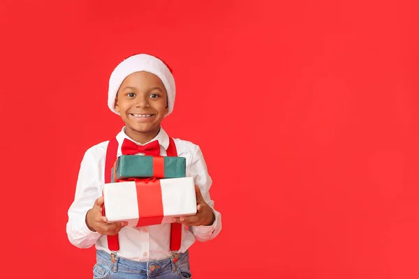 Menino Afro Americano Bonito Chapéu Santa Com Presentes Natal Fundo — Fotografia de Stock