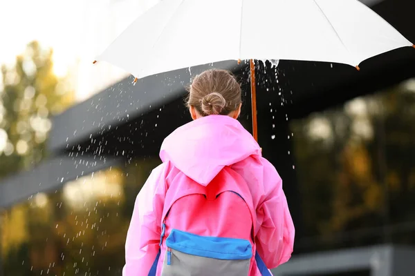 Hermosa Mujer Joven Con Paraguas Con Impermeable Aire Libre — Foto de Stock