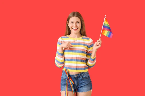 Νεαρή Γυναίκα Σημαία Λοατ Στο Φόντο Χρώμα — Φωτογραφία Αρχείου