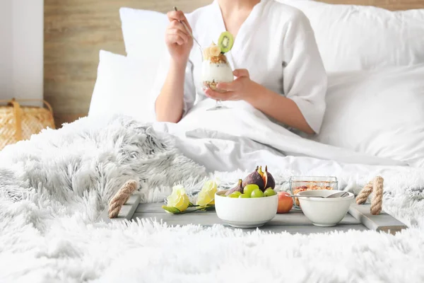 Junge Frau Frühstückt Lecker Bett — Stockfoto