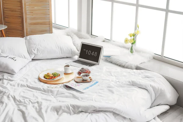 ベッドの上でおいしい朝食 ラップトップ 新聞でトレイ — ストック写真