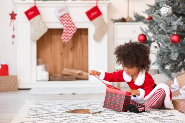Evde Noel hediyeleri olan tatlı Afro-Amerikalı kız.