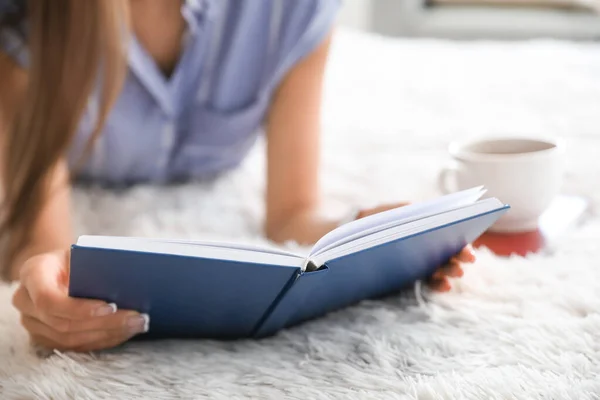 Mooie Jonge Vrouw Lezen Boek Thuis Closeup — Stockfoto