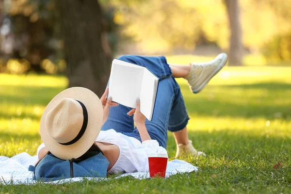 Mooie Jonge Vrouw Die Boek Leest Het Park — Stockfoto