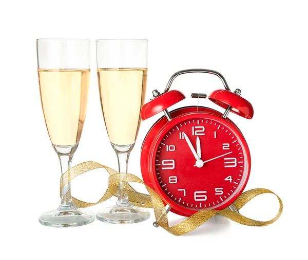 白い背景にシャンパンの目覚まし時計と眼鏡 クリスマスタイム — ストック写真