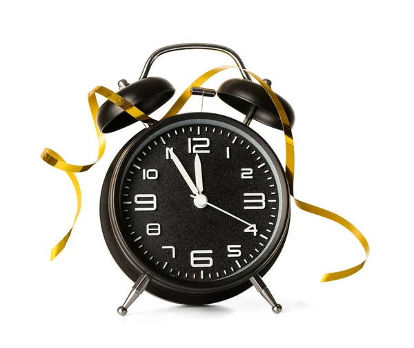 Relógio Despertador Fita Dourada Sobre Fundo Branco Tempo Natal — Fotografia de Stock