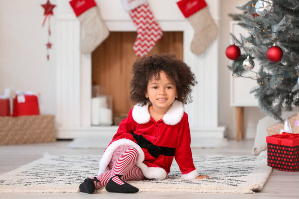 Carino Afroamericano Ragazza Costume Babbo Natale Casa Vigilia Natale — Foto Stock
