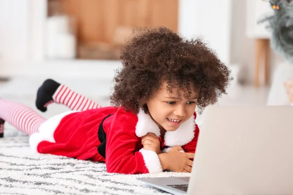 Söt Afroamerikansk Flicka Santa Kostym Och Med Laptop Hemma Julafton — Stockfoto