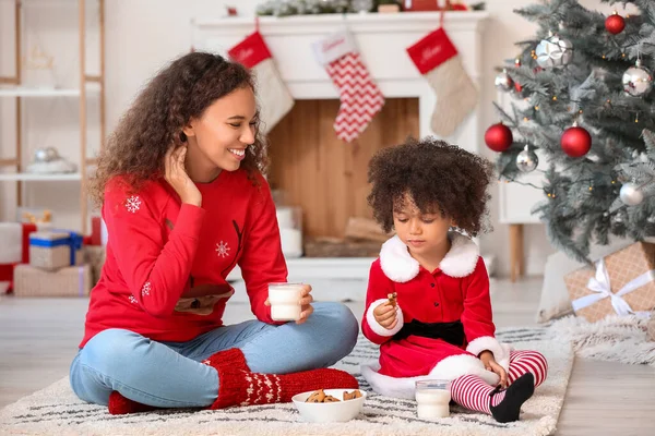 Cute African American Girl Her Mother Eating Cookies Drinking Milk — Stock Photo, Image