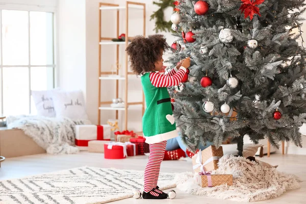 Linda Chica Afroamericana Decorando Árbol Navidad Casa — Foto de Stock