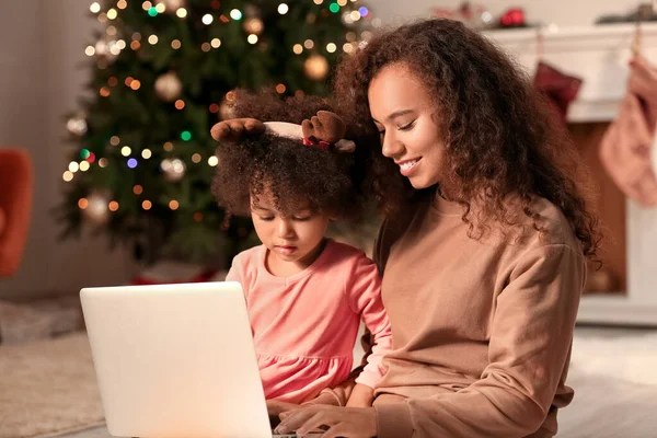 Söt Afroamerikansk Flicka Och Hennes Mamma Med Laptop Hemma Julafton — Stockfoto