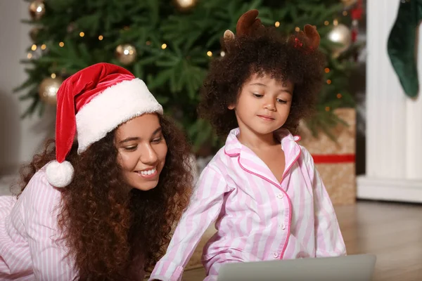Söt Afroamerikansk Flicka Och Hennes Mamma Med Laptop Hemma Julafton — Stockfoto