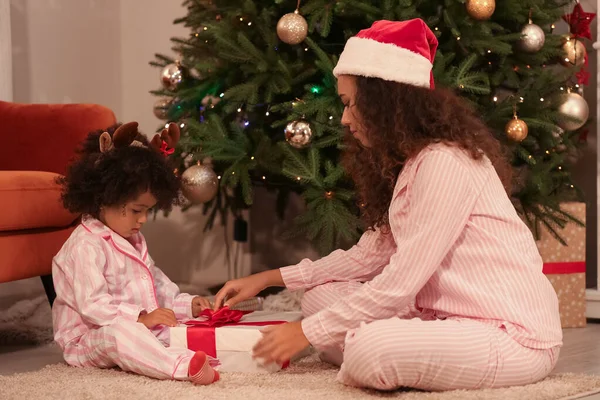 Cute African American Girl Her Mother Gift Home Christmas Eve — Stock Photo, Image