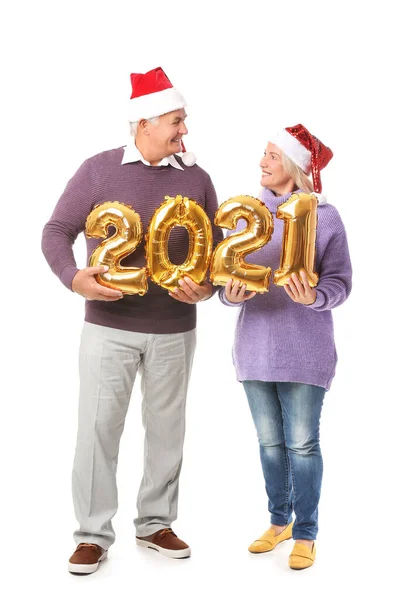 白い背景に図2021の形で風船を持つ高齢者のカップル 新年のお祝い — ストック写真