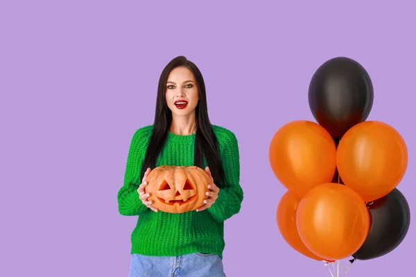 Vacker Ung Kvinna Med Ballonger Och Halloween Pumpa Färg Bakgrund — Stockfoto