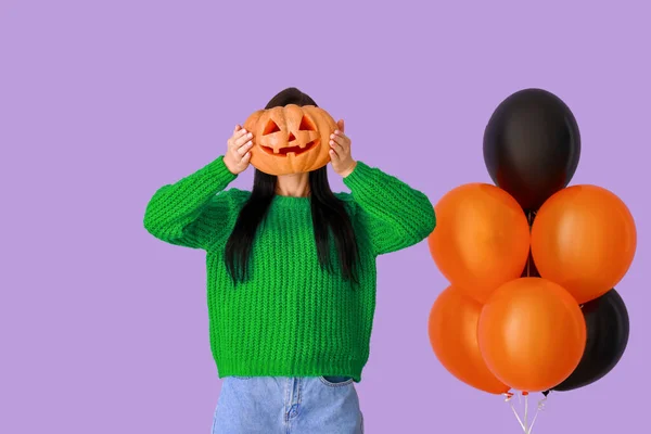 Hermosa Mujer Joven Con Globos Calabaza Halloween Sobre Fondo Color —  Fotos de Stock