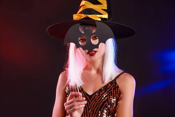 Mooie Jonge Heks Donkere Achtergrond Halloween Viering — Stockfoto