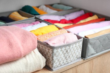 Dolapta temiz giysileri olan organizatörler.