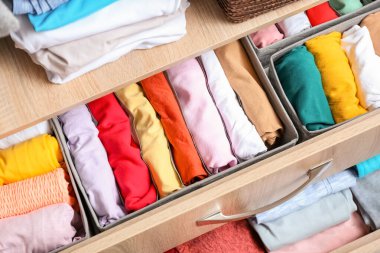 Dolapta temiz giysiler olan açık çekmece.