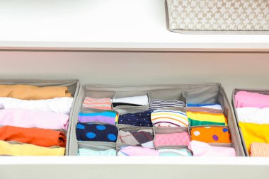 Dolapta temiz giysiler olan açık çekmece.