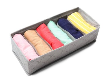 Beyaz arkaplanda temiz elbiseli bir düzenleyici