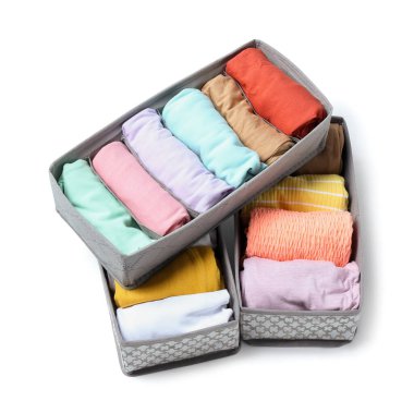 Beyaz arka planda temiz elbiseli organizatörler