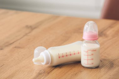 Odadaki bebek için bir şişe süt.