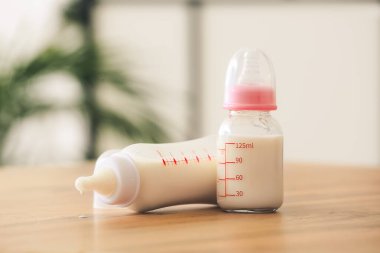 Odadaki bebek için bir şişe süt.