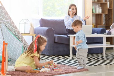 Evde çocukları olan çalışan bir anne.