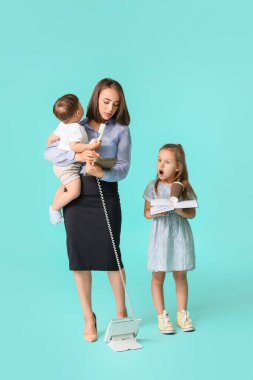 Renkli arka planda yaramaz çocukları olan çalışan bir anne.