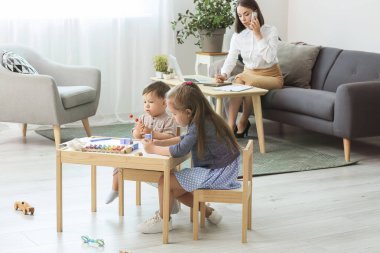 Evde çocukları olan çalışan bir anne.