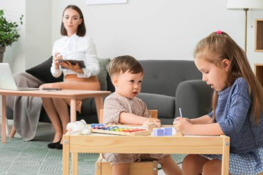 Evde çocukları olan çalışan bir anne.