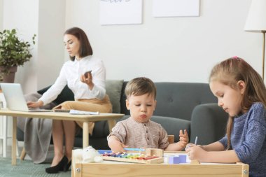 Evde çocukları olan çalışan bir anne.