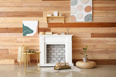 Şömineli modern odanın içi.