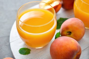 Masada bir bardak taze şeftali suyu.