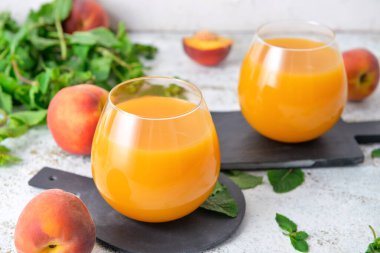 Masada bir bardak taze şeftali suyu.