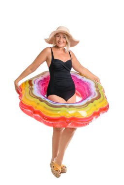 Beyaz arka planda şişme yüzük takan olgun bir kadın.