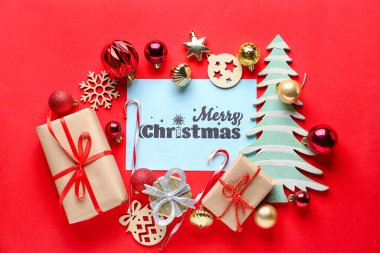 Renk arkaplanında Noel tebrik kartı olan güzel kompozisyon