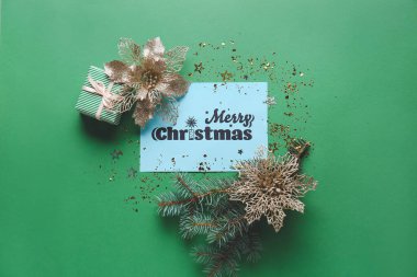 Renk arkaplanında Noel tebrik kartı olan güzel kompozisyon