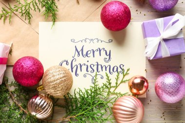Ahşap zemin üzerinde Noel tebrik kartı olan güzel kompozisyon