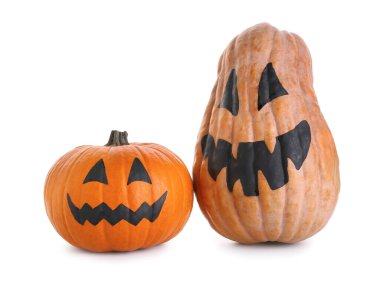 Beyaz arkaplanda Cadılar Bayramı balkabakları