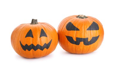 Beyaz arkaplanda Cadılar Bayramı balkabakları