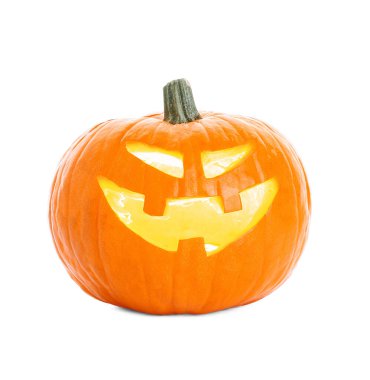 Beyaz arka planda oyulmuş Cadılar Bayramı kabağı