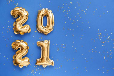 Renkli arka planda 2021 şekilli balonlar. Yeni yıl kutlaması